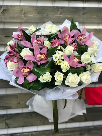 Букет цветов из: Розы и Хризантемы в Ложки