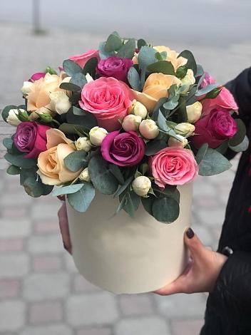 Цветочная композиция из Розы в шляпной коробке в Ложки